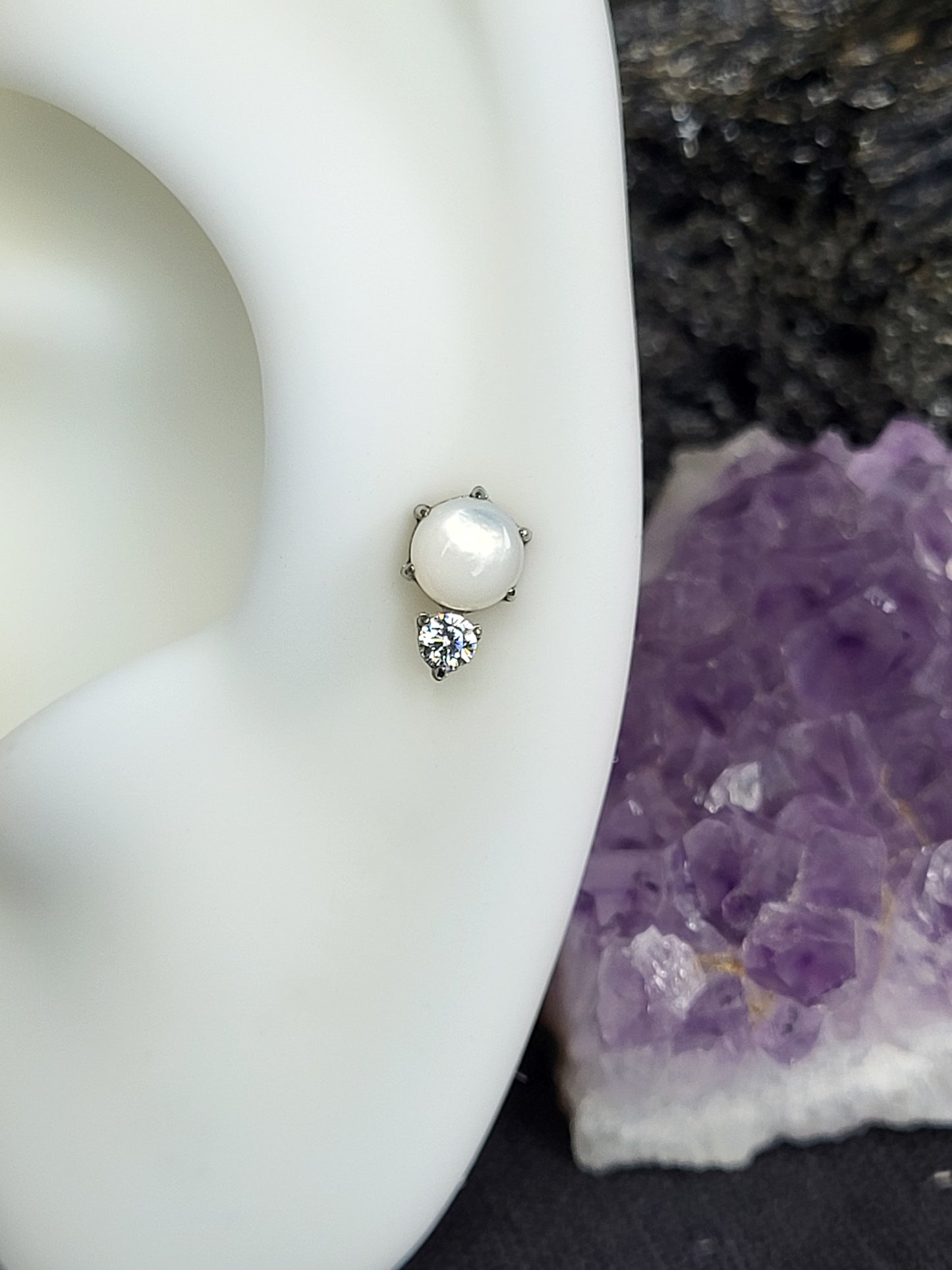 Round CZ & mother of pearl